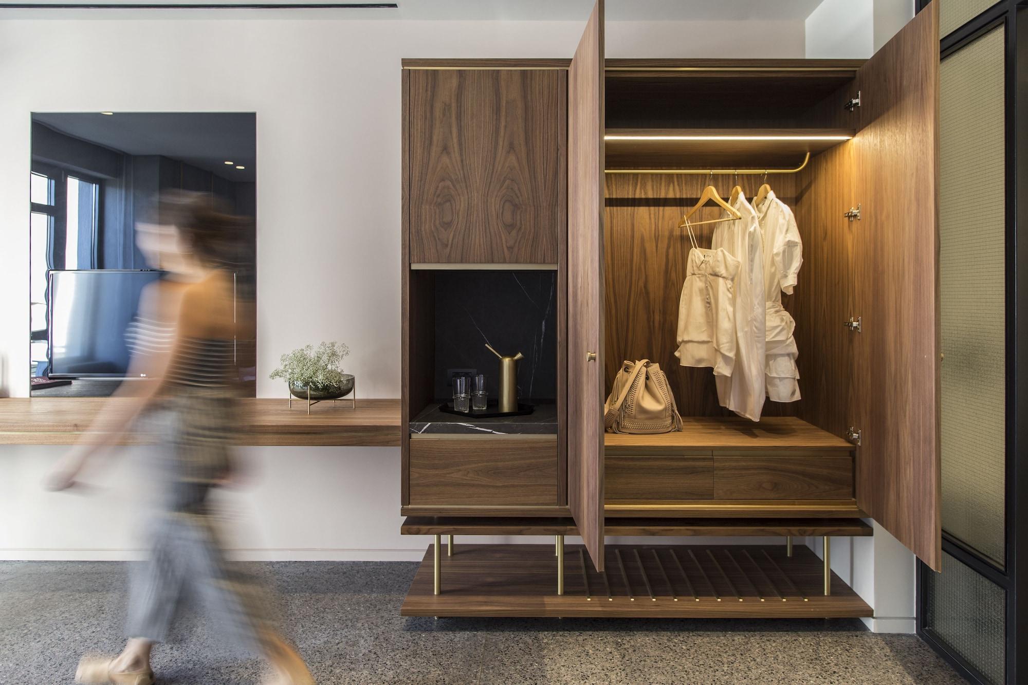 Perianth Hotel Атина Екстериор снимка A wardrobe