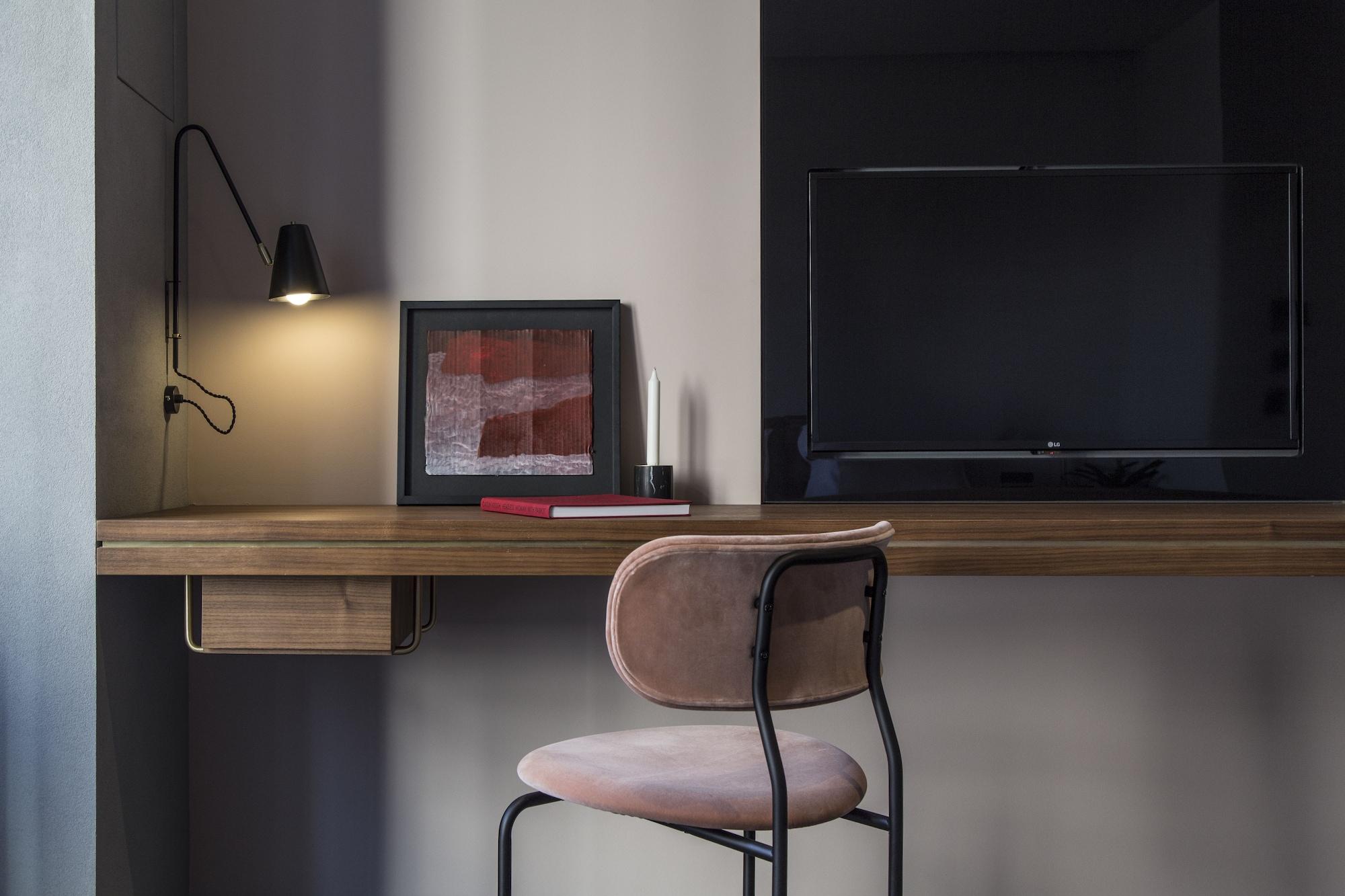 Perianth Hotel Атина Екстериор снимка A wall-mounted desk