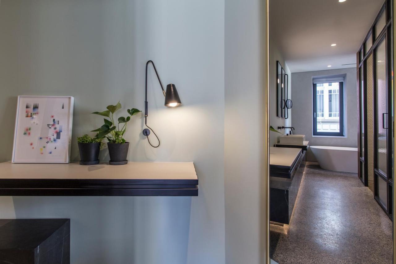 Perianth Hotel Атина Екстериор снимка A wall light